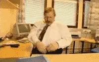 Hombre frustrado tirando todo lo que encuentra en su escritorio